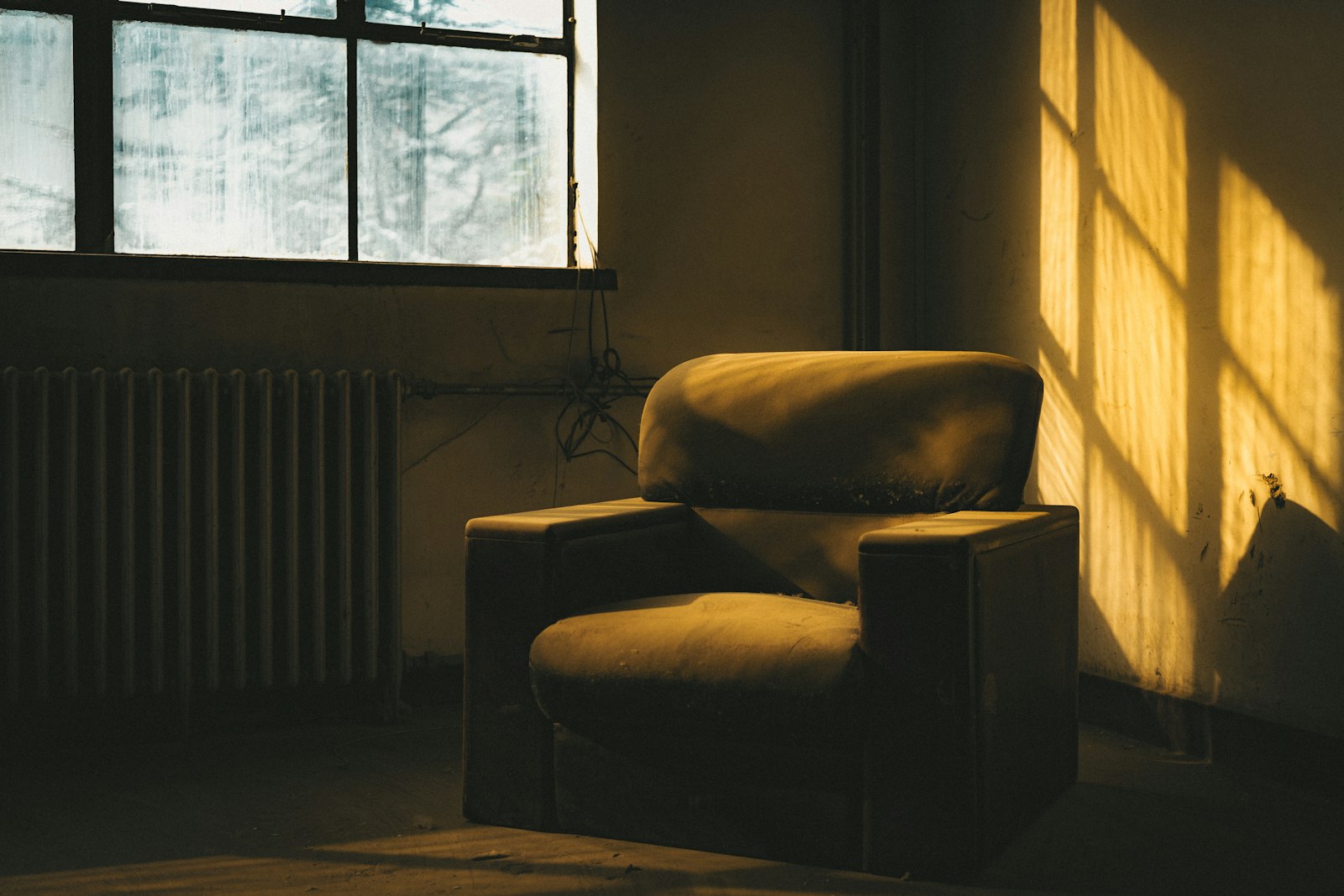 A calm, sunlit room with a comfortable recliner, illustrative of the private, monitored treatment room where sessions happen.